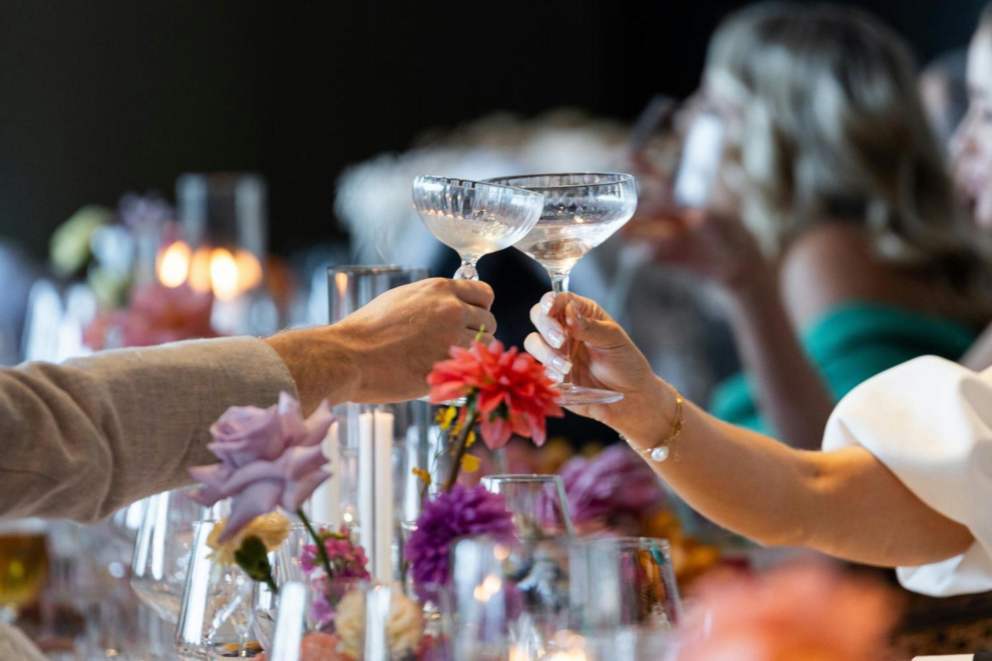 فندق دبليو بريسبان بريزبين المظهر الخارجي الصورة A toast at a wedding